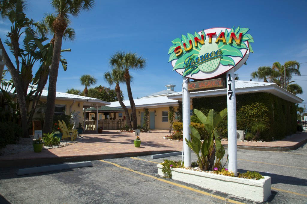 Entrance sign at Suntan Terrace Beach Resort